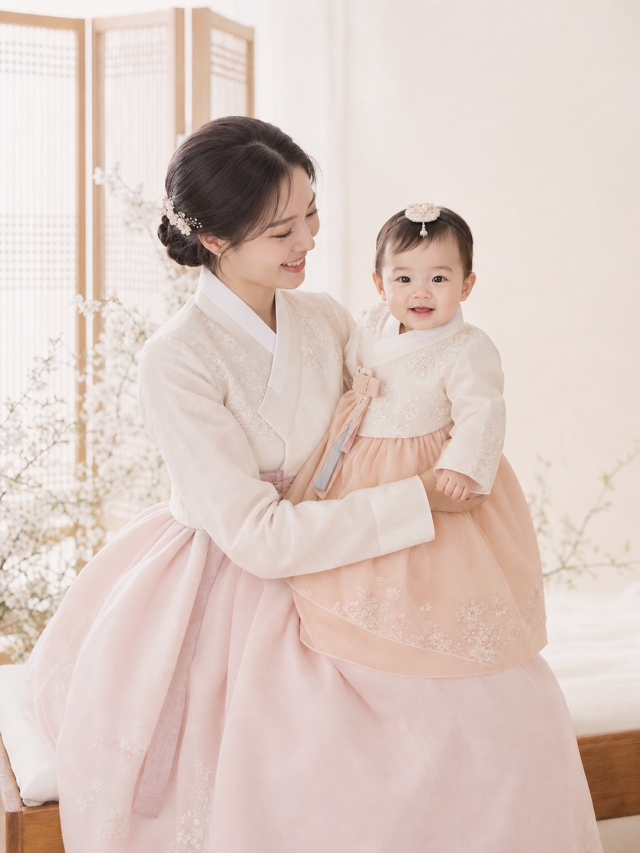 부산 돌복 대여 - 아기를 안은 엄마 한복과 아기 돌복 코디